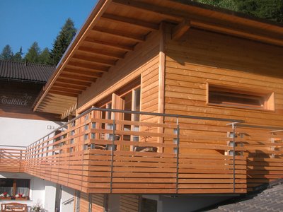 Holzverkleidung, Holzbalkone, Dachstuhl